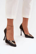 escarpins femme cuir écologique vernis noir bout pointu silhouette élancée talon stiletto haut boucle métallique dorée semelle souple