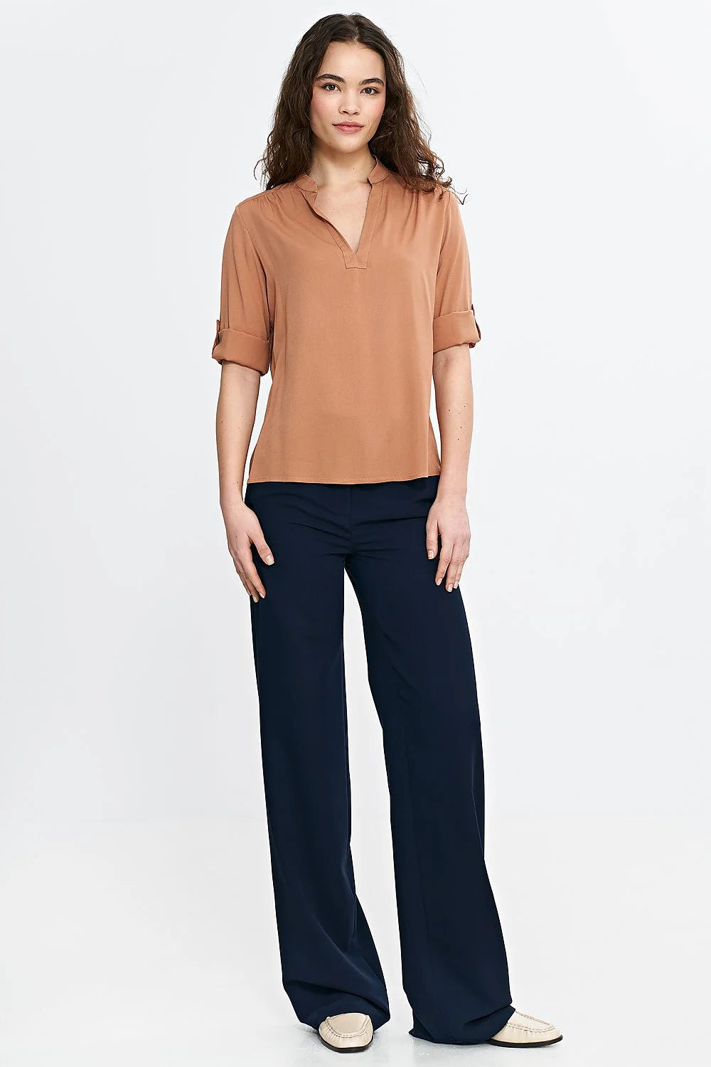 blouse femme élégante moderne manches troisquarts retroussables col V coupe droite ample viscose fluide douce camel plis clavicules finitions soignées