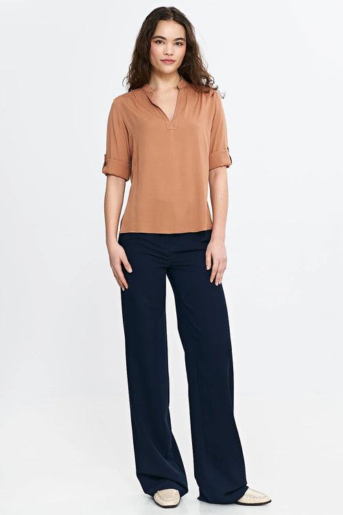 blouse femme élégante moderne manches troisquarts retroussables col V coupe droite ample viscose fluide douce camel plis clavicules finitions soignées