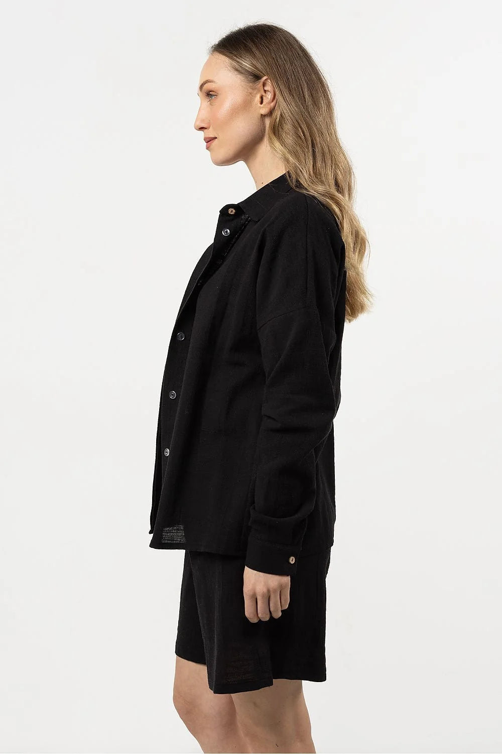 chemise femme manches longues col classique boutons cachés coton respirant noire taille ajustée coupe ample oversize texturée lin minimaliste élégante