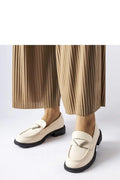 Moccasins élégants pour femmes en cuir synthétique style moderne avec détails métalliques, beige, confortable