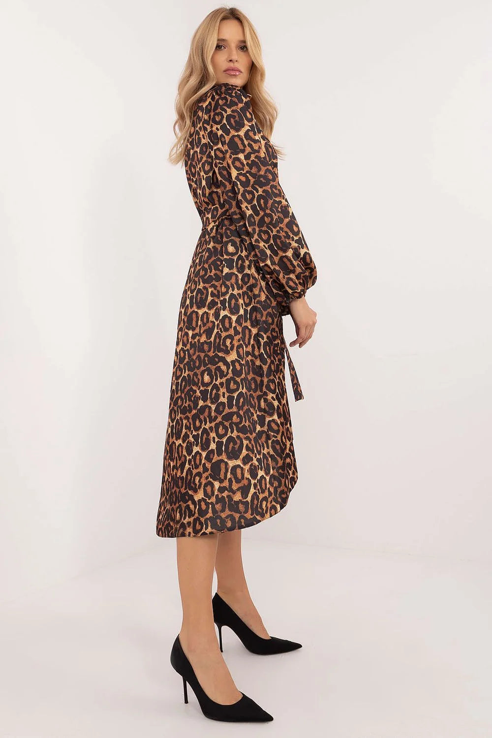 robe chemise midi asymétrique léopard brun noir évasée taille cintrée ceinture intégrée manches ballon satiné fluide brillant élégant polyvalent soirée