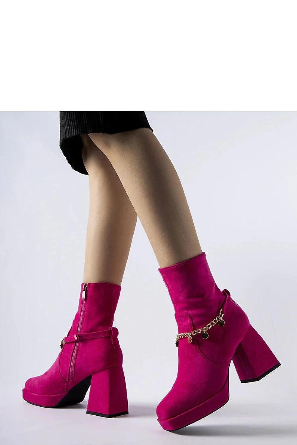 bottines talons carrés daim synthétique fuchsia bracelet chaîne dorée médaillons tige montante bout carré plateforme semelle noire rétro chic