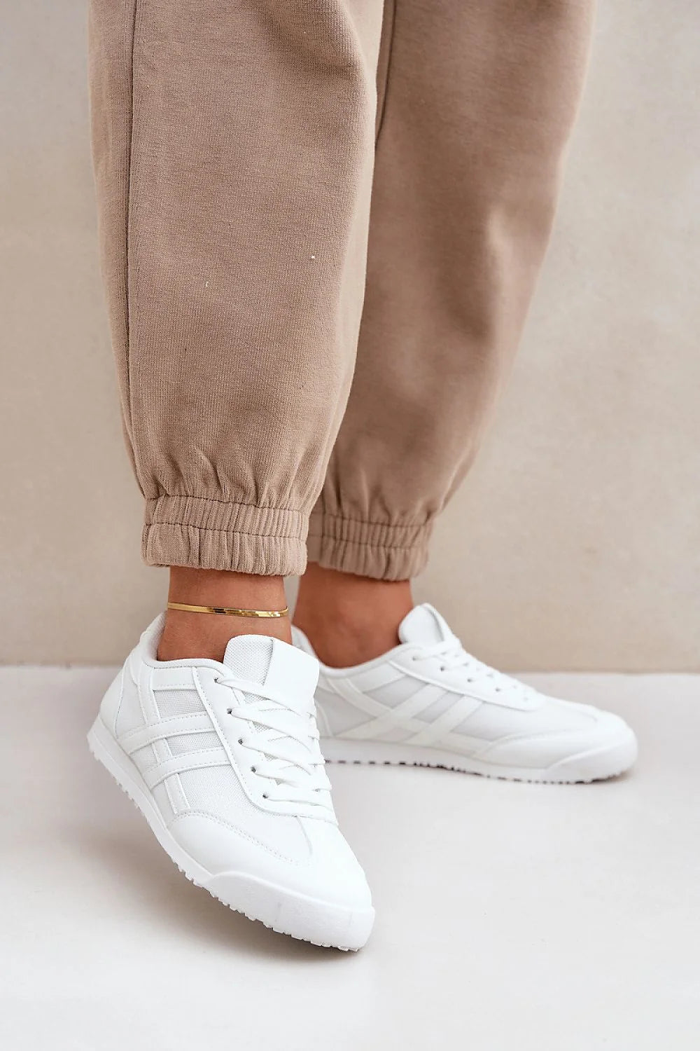 Baskets basses pour femmes style moderne maille aérée cuir écologique bout arrondi semelle mousse blanche