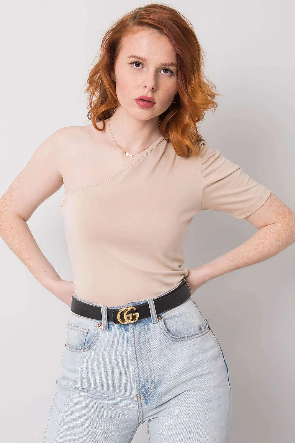 Chemisier asymétrique moderne en nude pour femmes, coupe ajustée, manche unique, tissu doux et élastique, occasion versatile