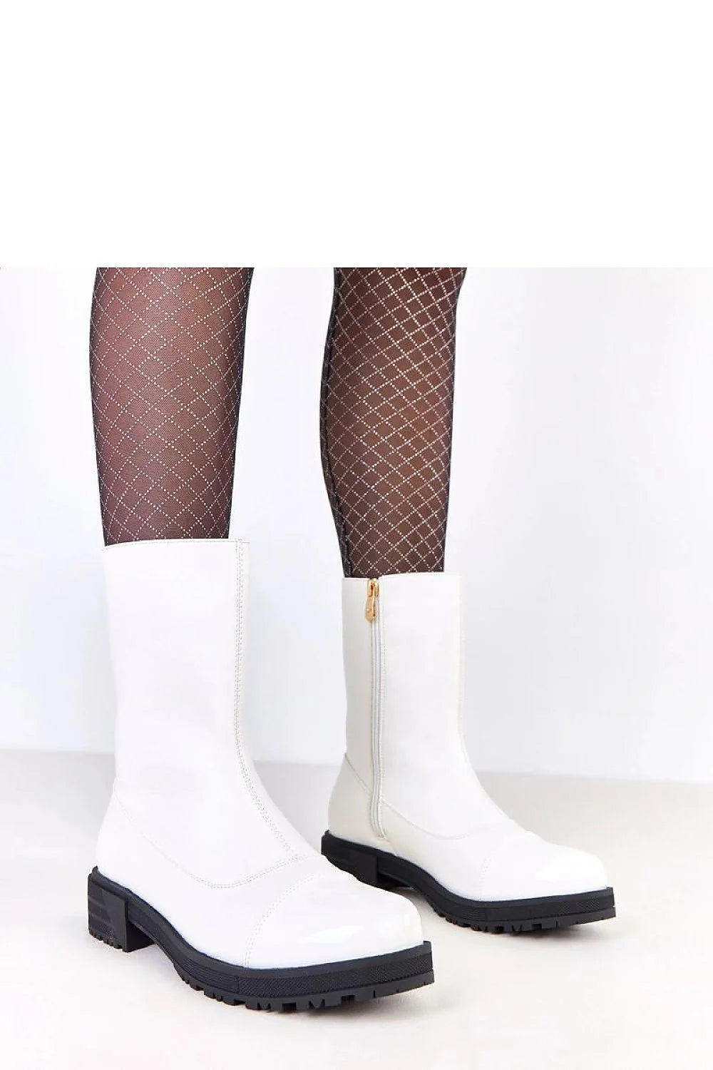 bottines blanches femme mi mollet style militaire similicuir verni bout rond coutures renforcées semelle crantée talon bloc bas