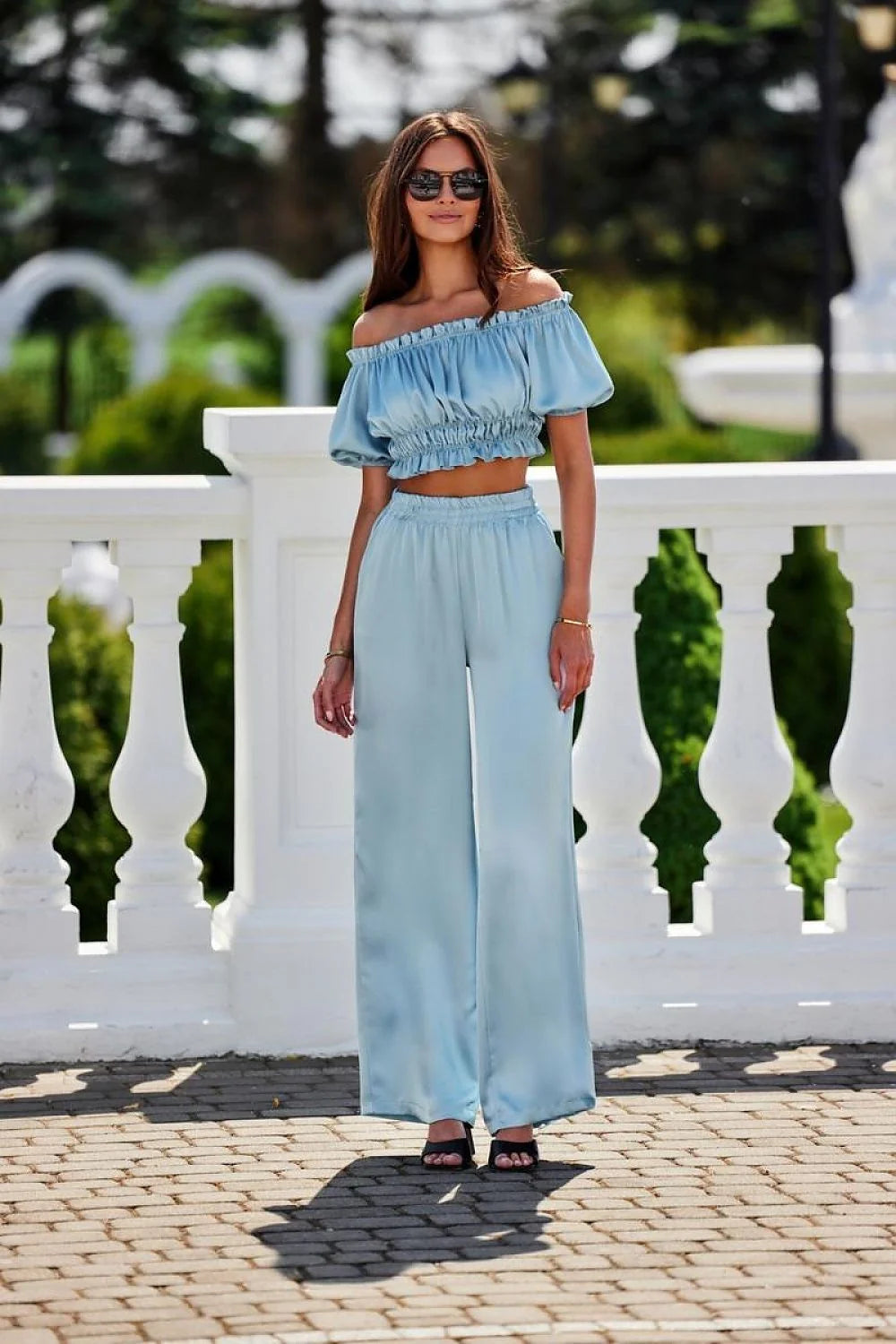Ensemble féminin casual chic chemisier crop top manches courtes pantalon large taille haute tissu léger fluide polyester satin bleu clair femmes été sortie