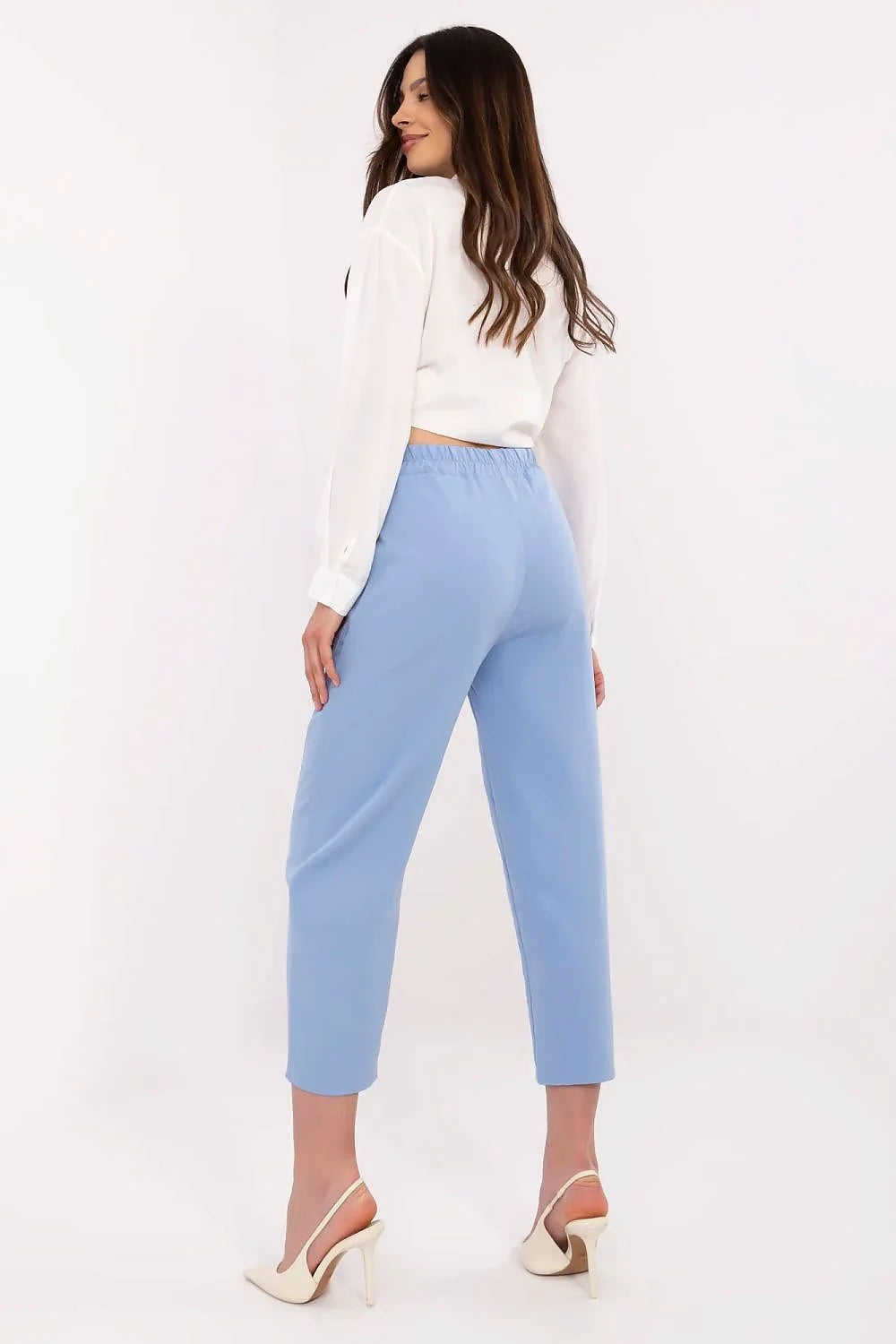 Tenue élégante moderne pour femme: blouse blanche nœud audacieux et pantalon tailleur bleu ciel