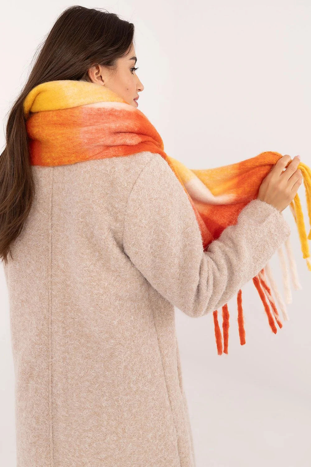 écharpe moderne femme laine douce oversize plaid carreaux dégradés orange jaune blanc rouge foncé franges longues moelleuse chaude