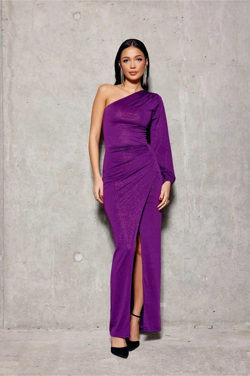 Robe longue asymétrique à une épaule manche longue fente haute tissu scintillant violet profond femme soirée élégance