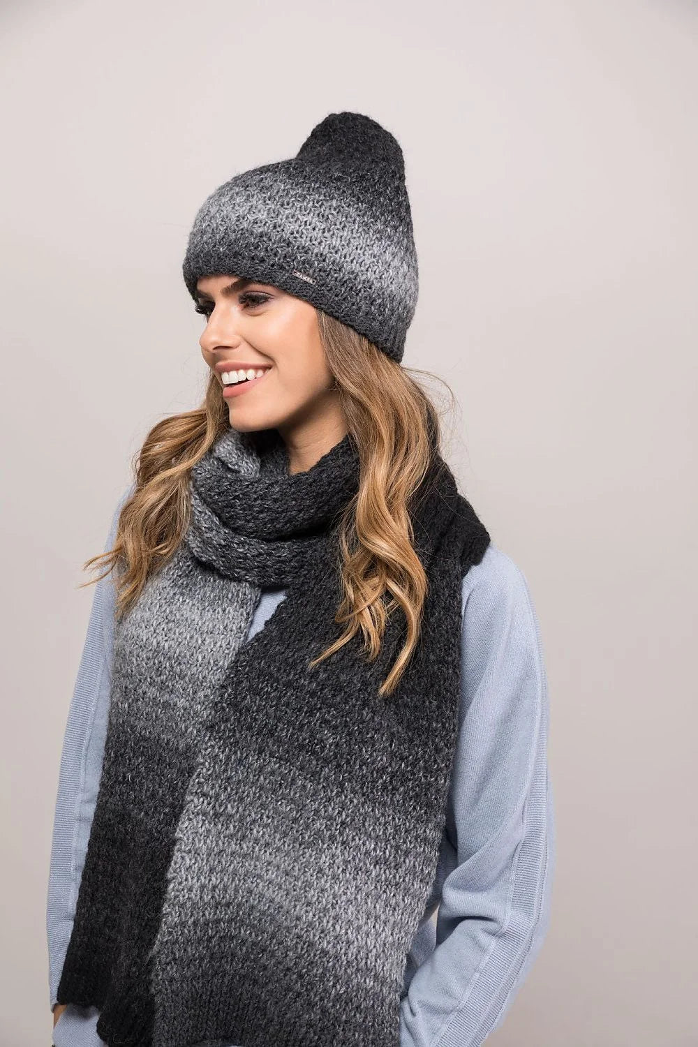 Bonnet d'hiver pour femme en tricot maille large laine alpaga écharpe assortie dégradé gris froid style moderne accessoires hiver