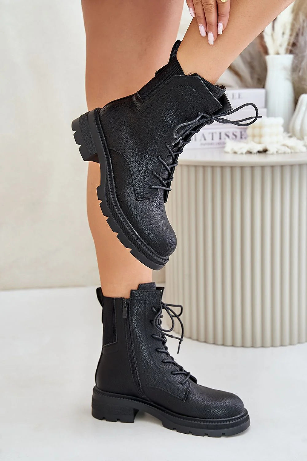 bottines noires similicuir grainées montantes rangers urbaines militaires robustes confortables semelle épaisse crantée lacets doubles fermetureéclairlatérale bout rond