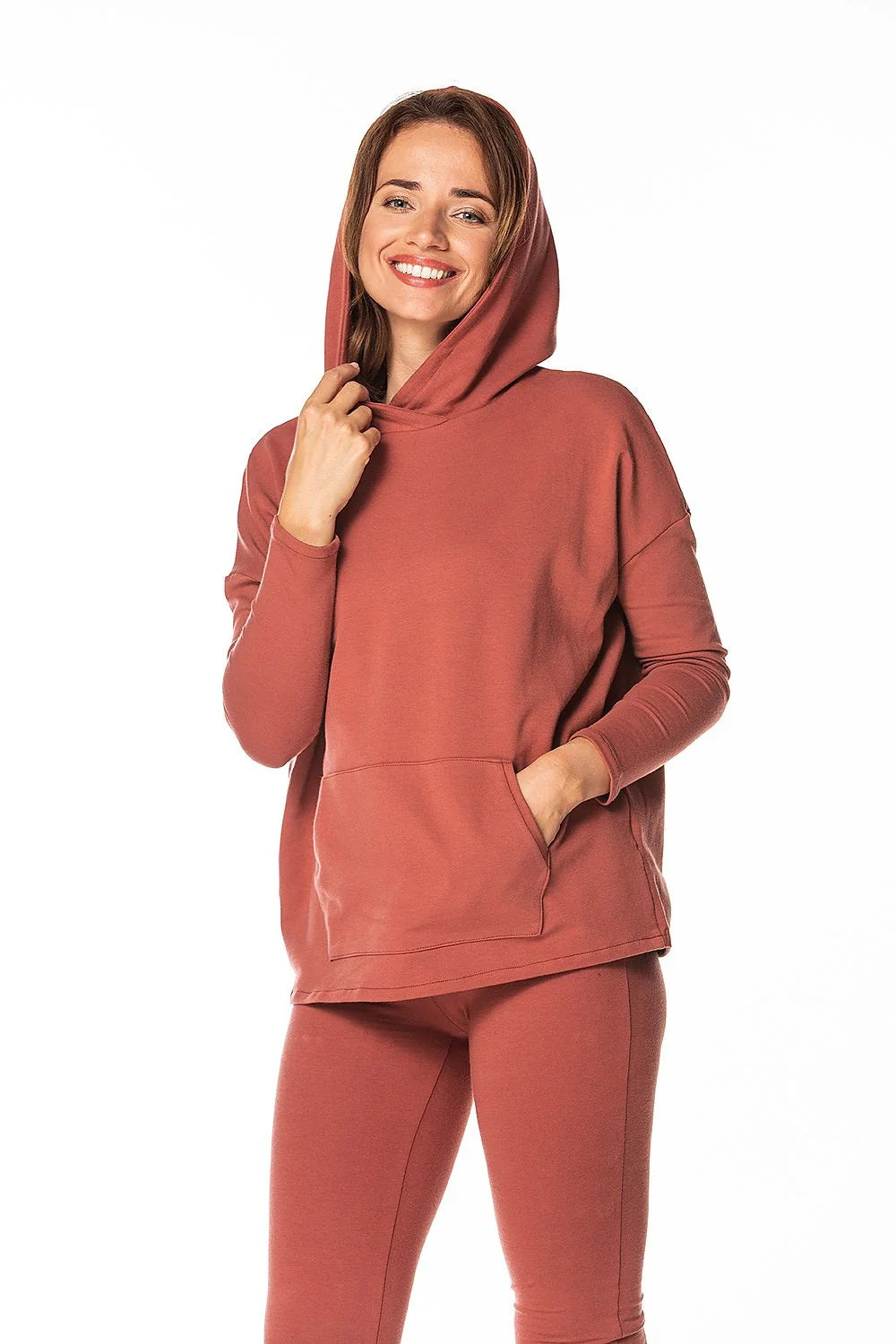 Sweatshirt Tessita capuche oversize molleton doux terre cuite poche kangourou épaules tombantes taille haute legging extensible athleisure minimaliste confortable féminin