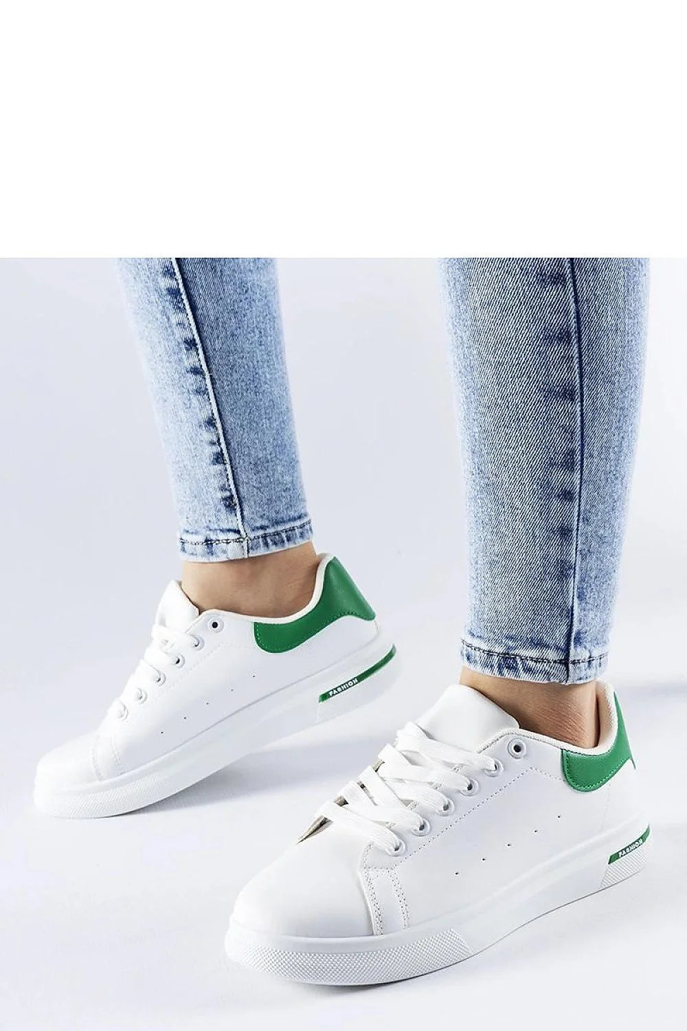 Baskets Solea femmes design moderne basse couleur blanche verte matériau synthétique cuir lisse lacets blancs ventilation semelle épaisse