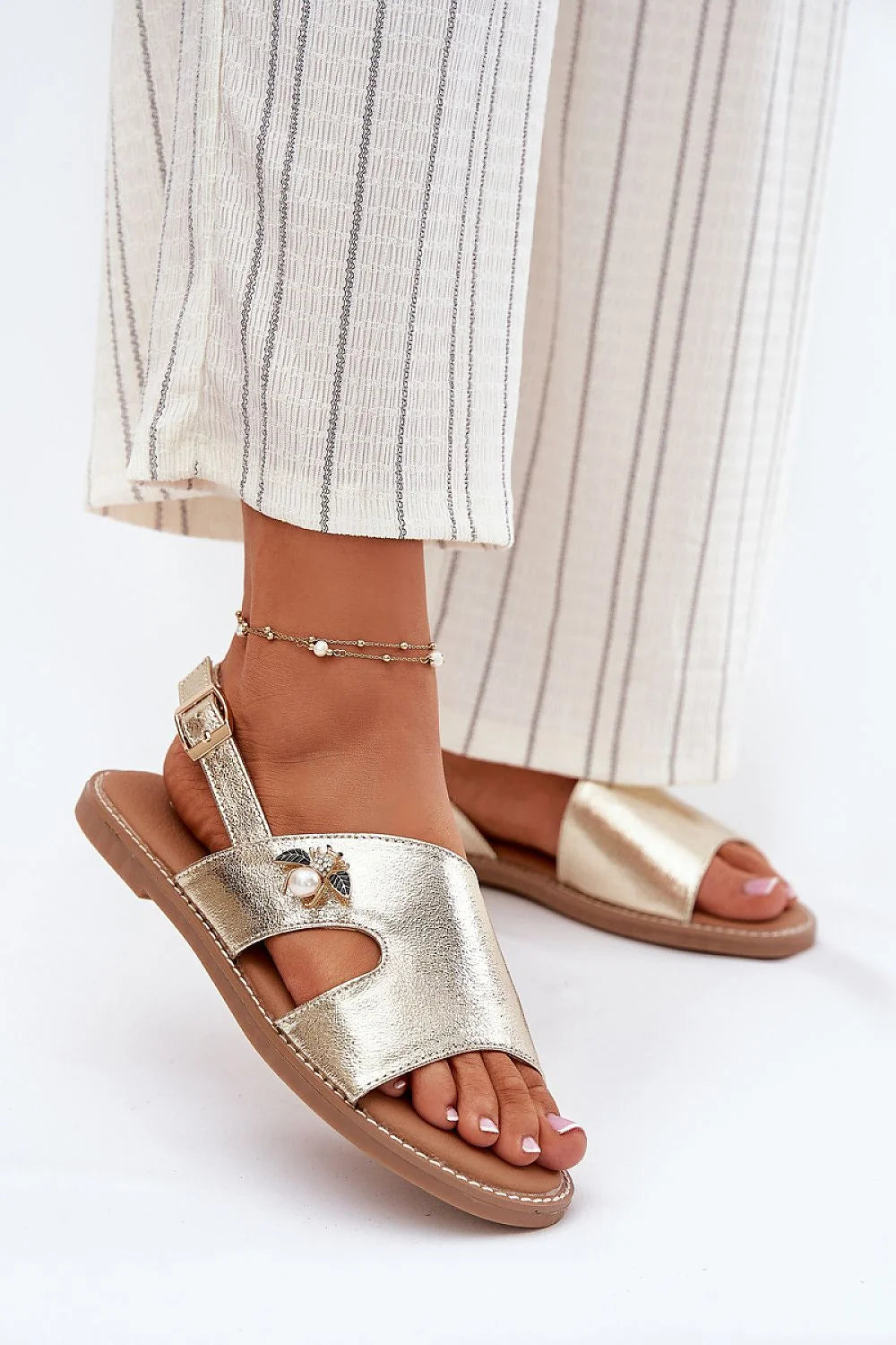 sandales femme plates slingback simili cuir métallisé doré bout ouvert large bride avant boucle réglable semelle coussinée perle chic confortable