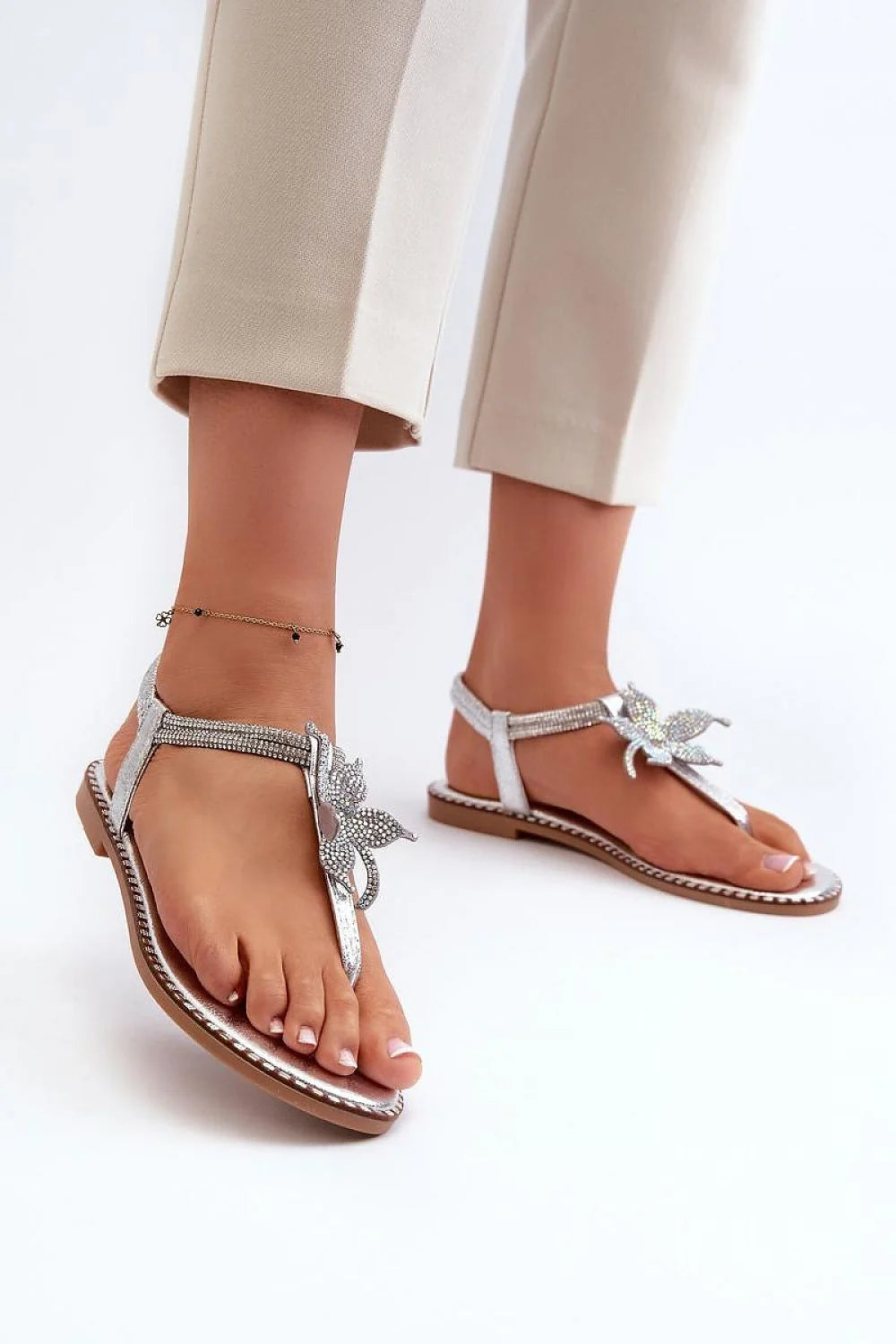 sandales plates Tstrap strass argentées cuir synthétique métallisé semelle fine marron surpiqûres rembourrées maintien cheville floral