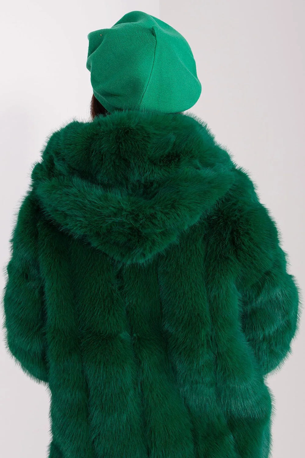 manteau fausse fourrure vert émeraude court coupe ample manches larges col enveloppant texture dense pelucheuse chaude luxueuse
