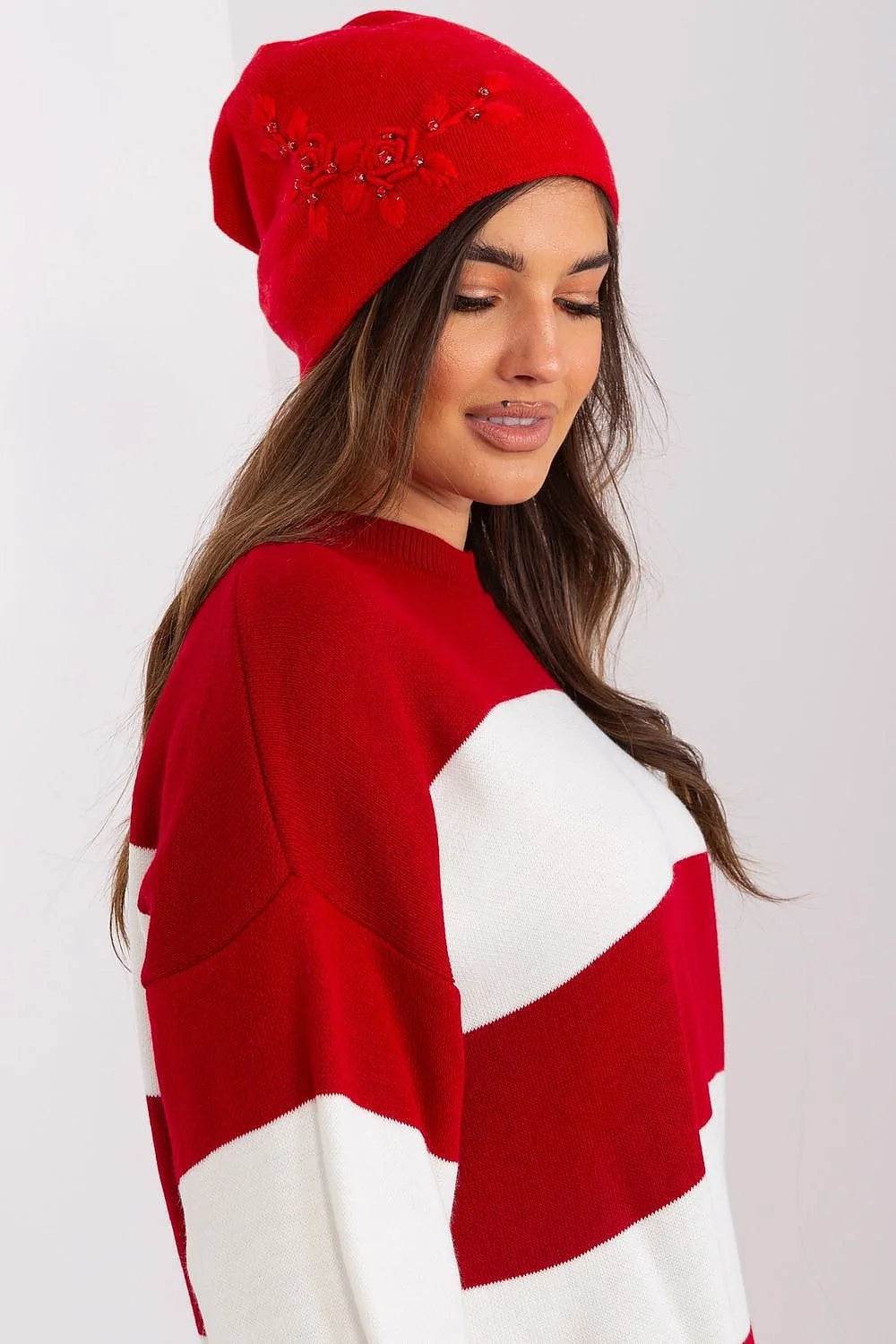 Bonnet d'hiver chic en tricot acrylique et cachemire pour femme, rouge avec broderie, idéal pour les fêtes et les sorties