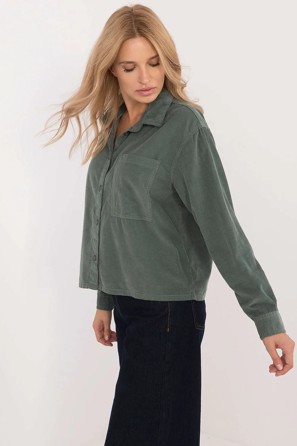 Chemise féminine manches longues style casual couleur vert foncé coton coupe ample col classique poche poitrine