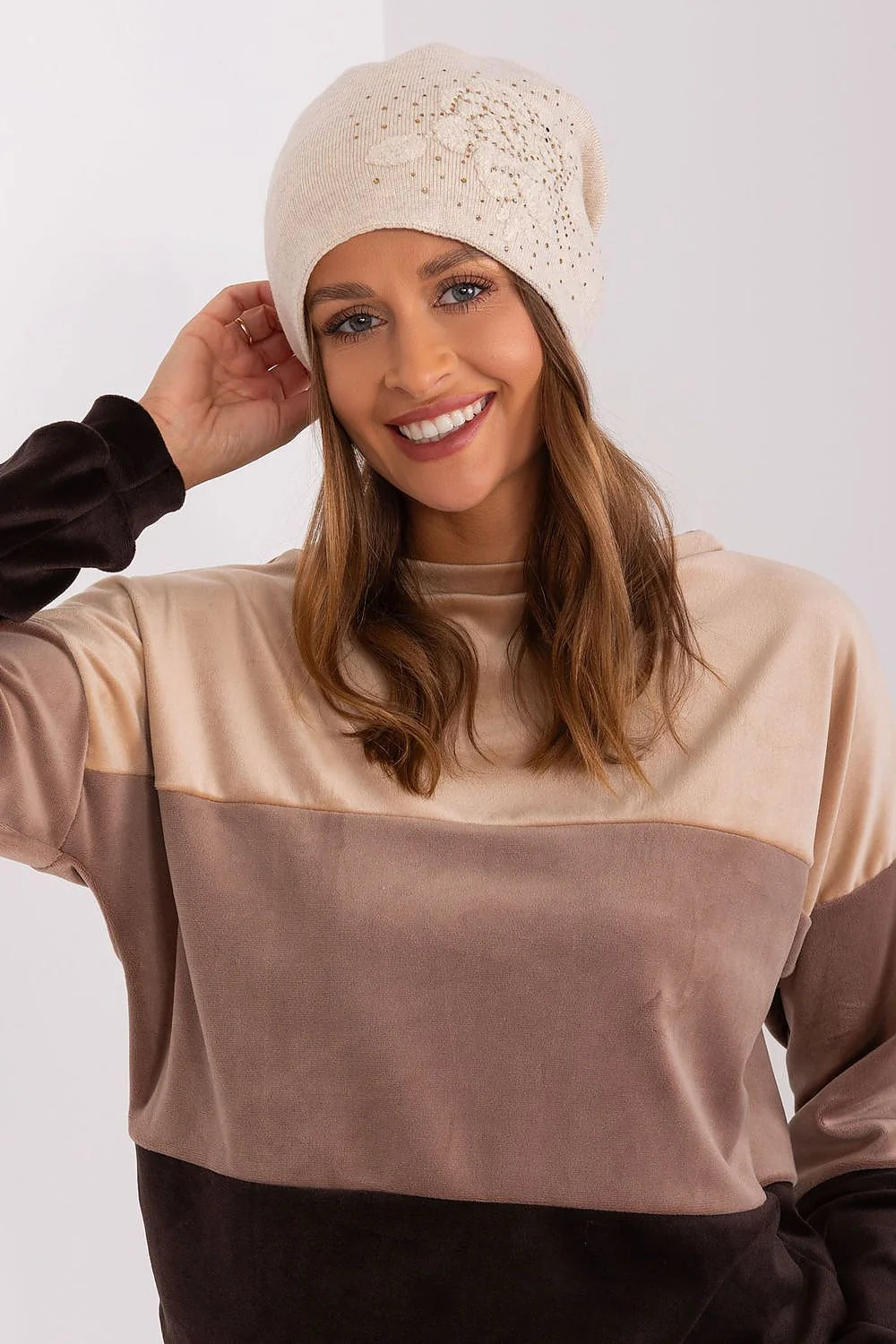 bonnet cachemire femme slouchy maille beige crème fin extensible doux chaud confortable élégant décontracté perles microstrass floral ajouré
