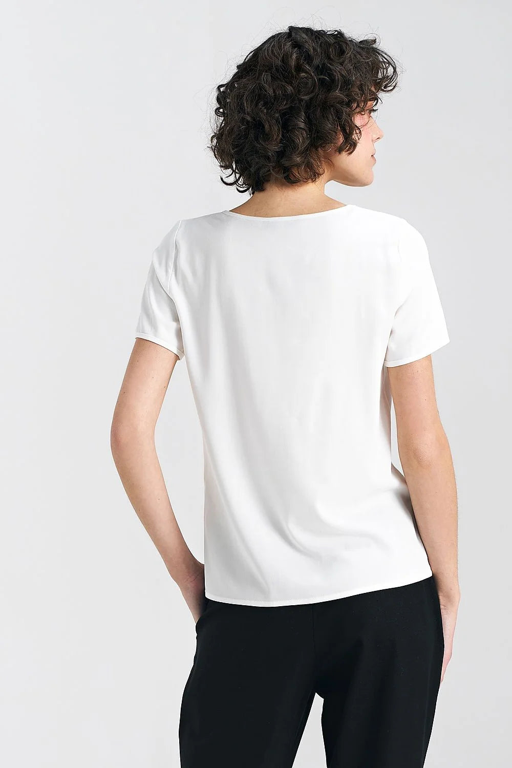 Chemisier femme Nife en viscose fine couleur écru manches courtes encolure bateau style minimaliste