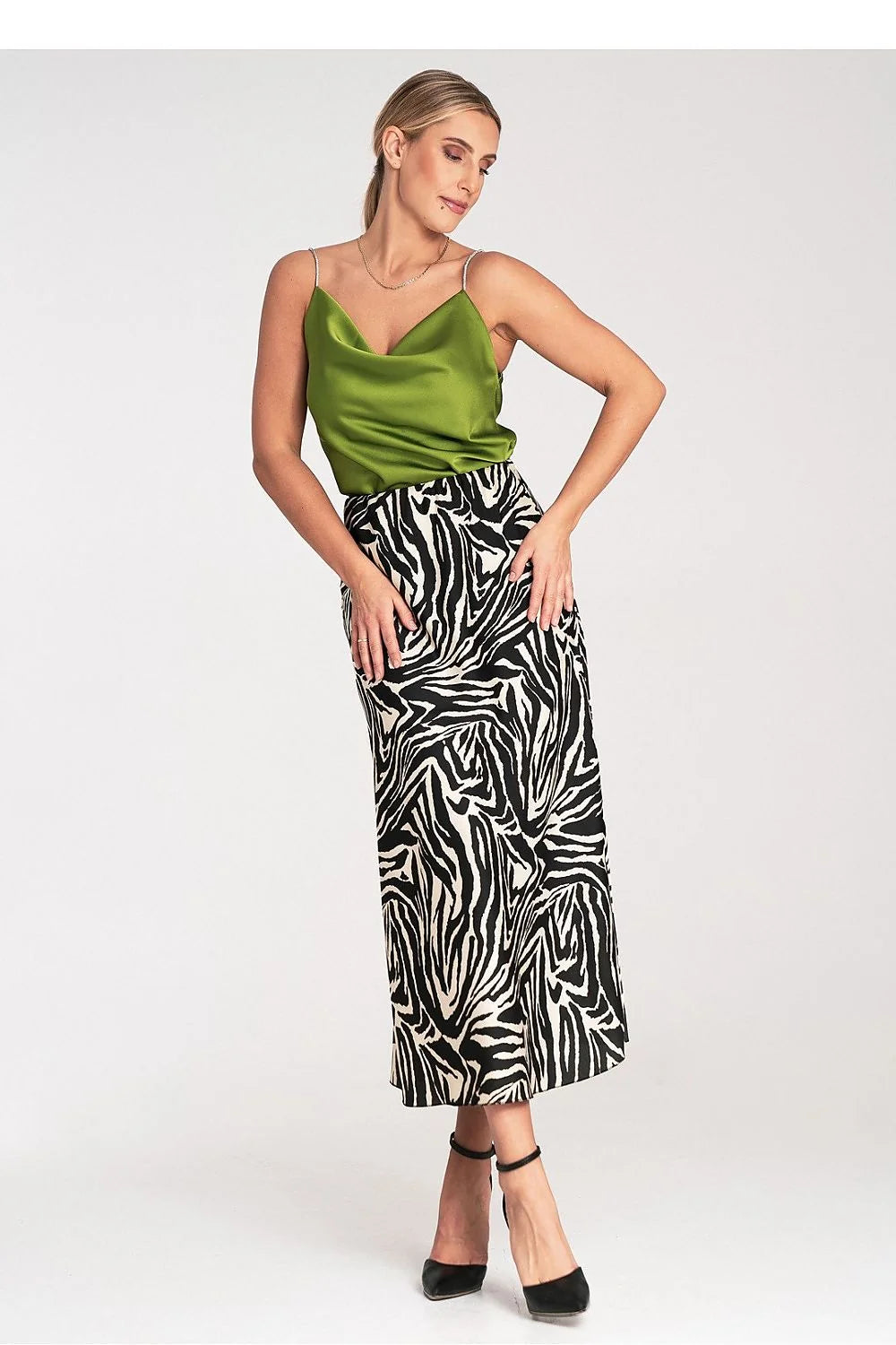 Jupe midi élégante longue motif zébré noir blanc satiné buste ajusté escarpins noirs femme