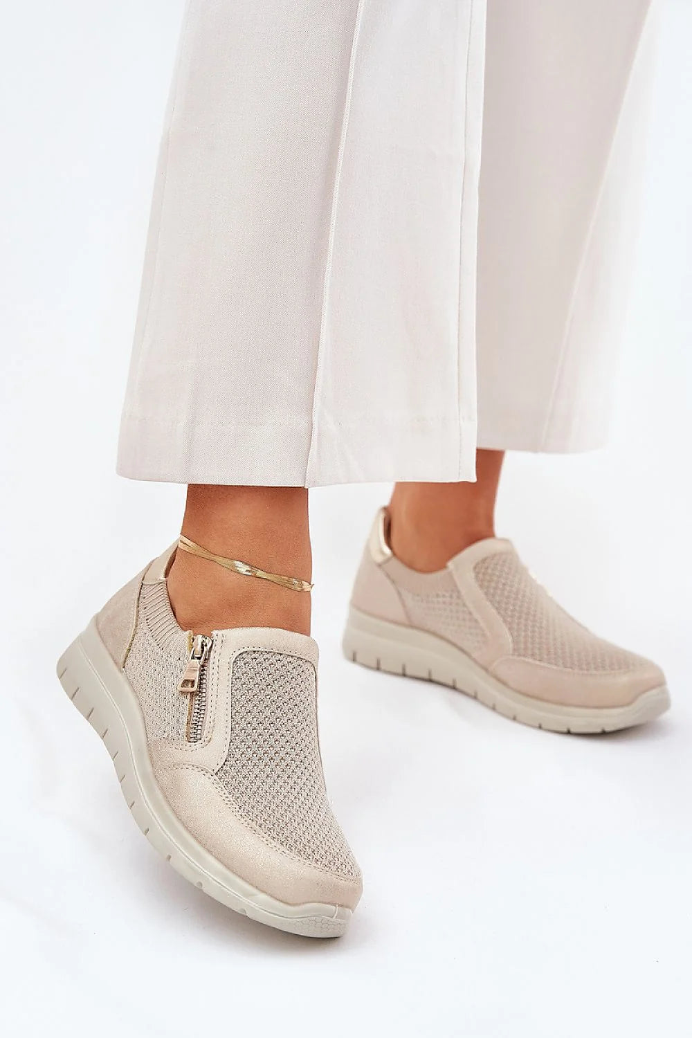 Chaussures basses féminines modernes en maille beige et cuir synthétique fermeture éclair dorée confort toute la journée occasions quotidiennes