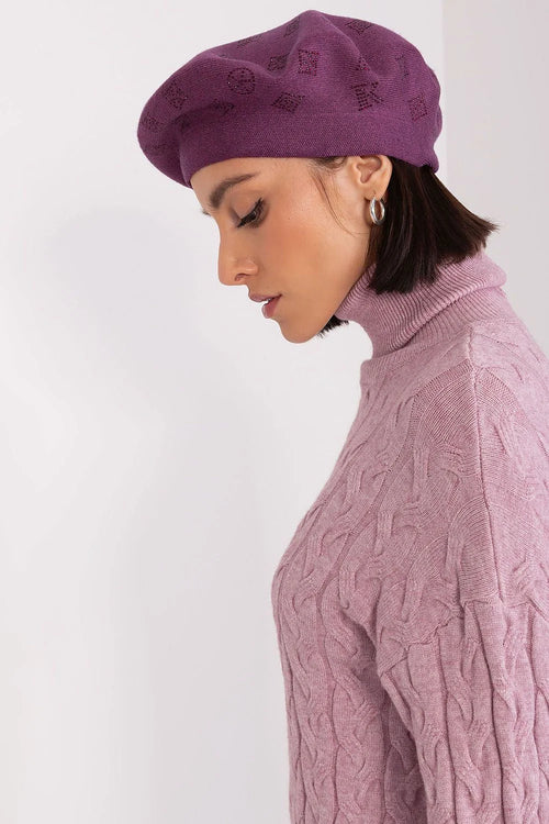 Béret en laine prune avec motifs géométriques, pull maille torsadée mauve clair, style élégant, coupe classique, mode intemporelle femme