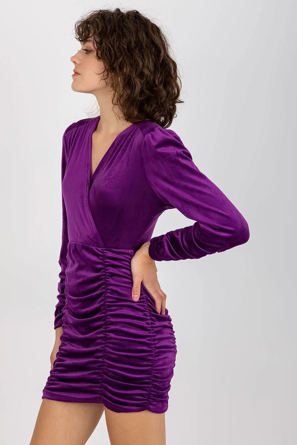 Robe de soirée élégante en velours rose vif manches longues décolleté en V croisé silhouette moulante femme