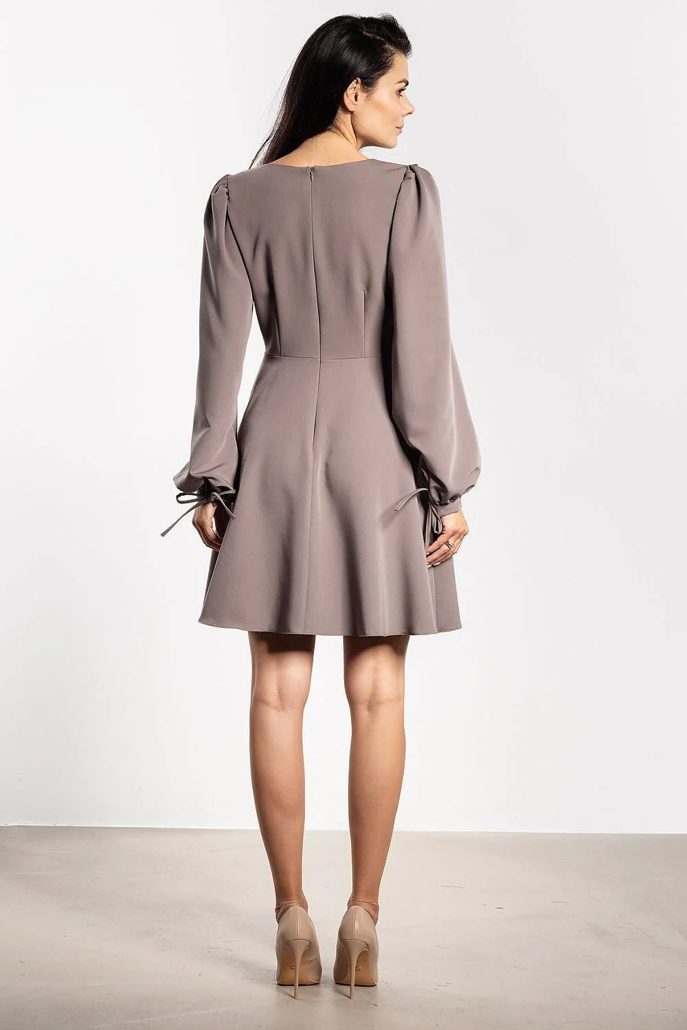 robe mini trapèze évasée taupe manches bouffantes longues encolure ronde laçage décoratif poignets élastiques fluide mat structuré féminine
