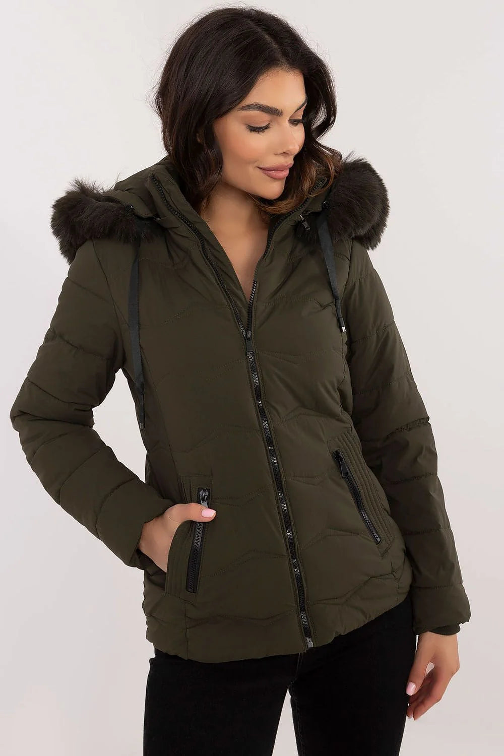 Veste d'hiver pour femme moderne style épuré couleur olive fourrure synthétique matelassée taille ajustée manches longues capuche amovible