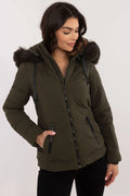 Veste d'hiver pour femme moderne style épuré couleur olive fourrure synthétique matelassée taille ajustée manches longues capuche amovible