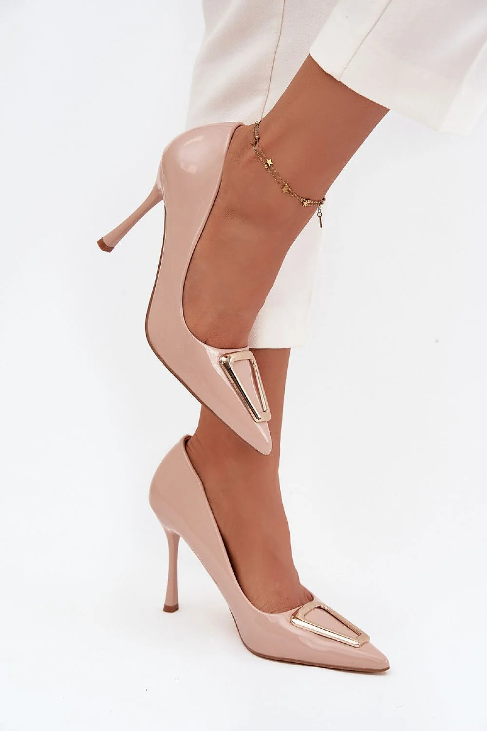 escarpins femme simili cuir vernis nude rosé bout pointu silhouette fuselée talon aiguille dorée boucle géométrique semelle souple élégant sophistiqué