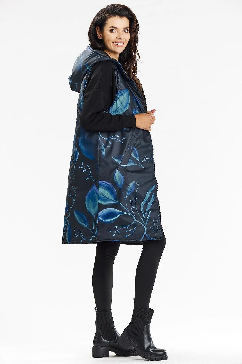 Gilet long sans manches pour femme, design matelassé, capuche intégrée, fermeture éclair centrale, poches latérales, tissu polyester 100%, style moderne et pratique