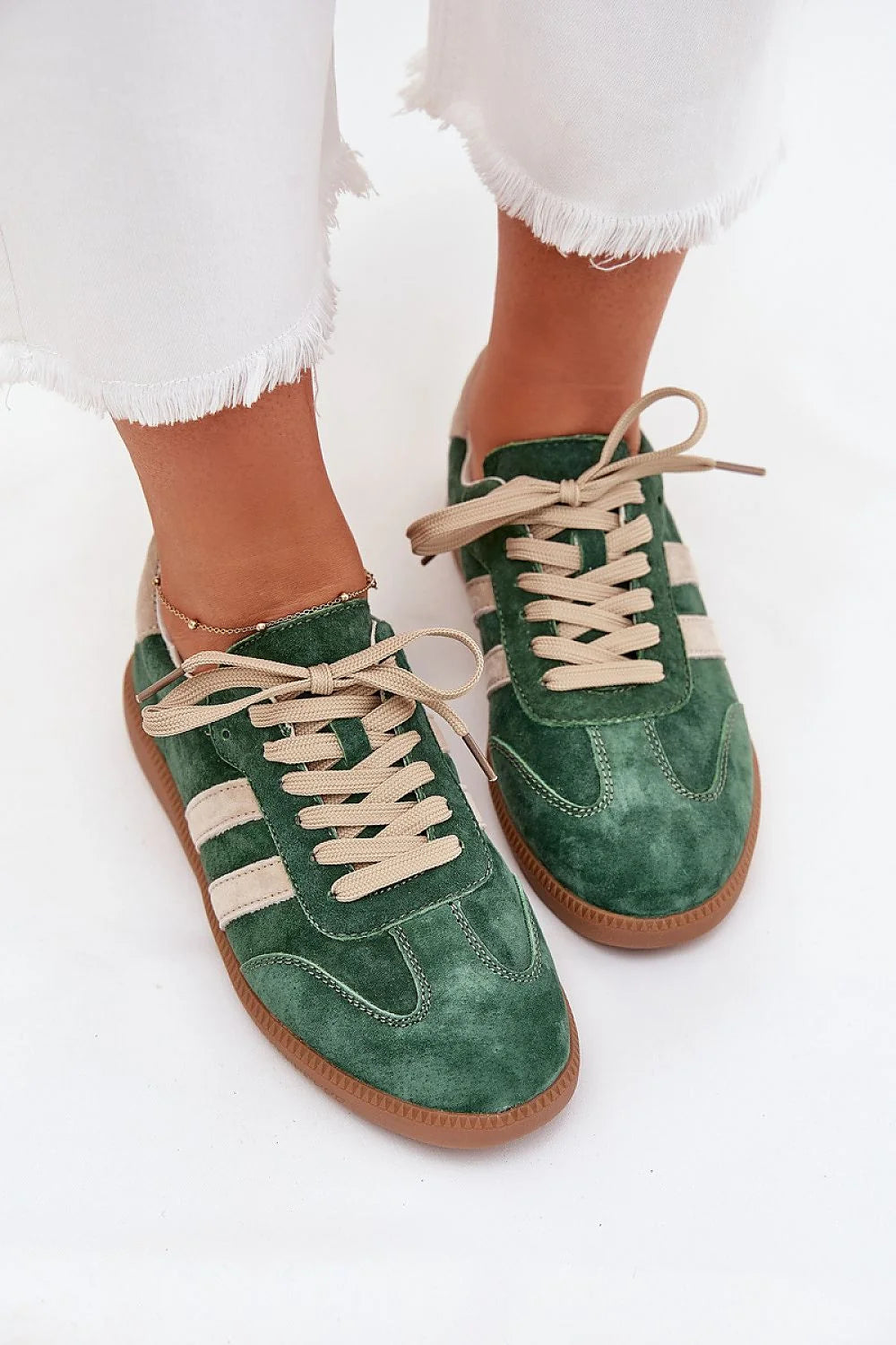 Chaussures de sport Step in style pour femme, design sportif élégant, tige basse, bouts arrondis, cuir naturel, daim vert, lacets beige, semelle caoutchouc marron, occasion quotidienne, casual, mode urbaine, femmes