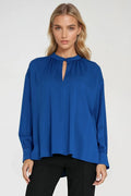 chemisier oversize viscose légère fluide crêpe bleu roi décolleté goutte bouton col officier fronces poignets boutonnés coupe ample