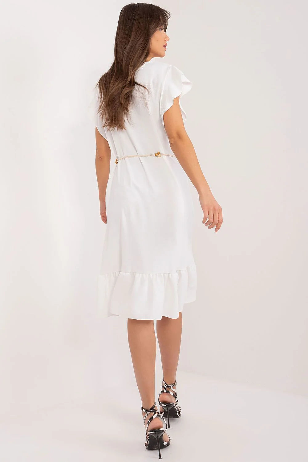 Robe d'été féminine blanc pur style décontracté détails floraux manches courtes ceinture métallique femme mode été 2023