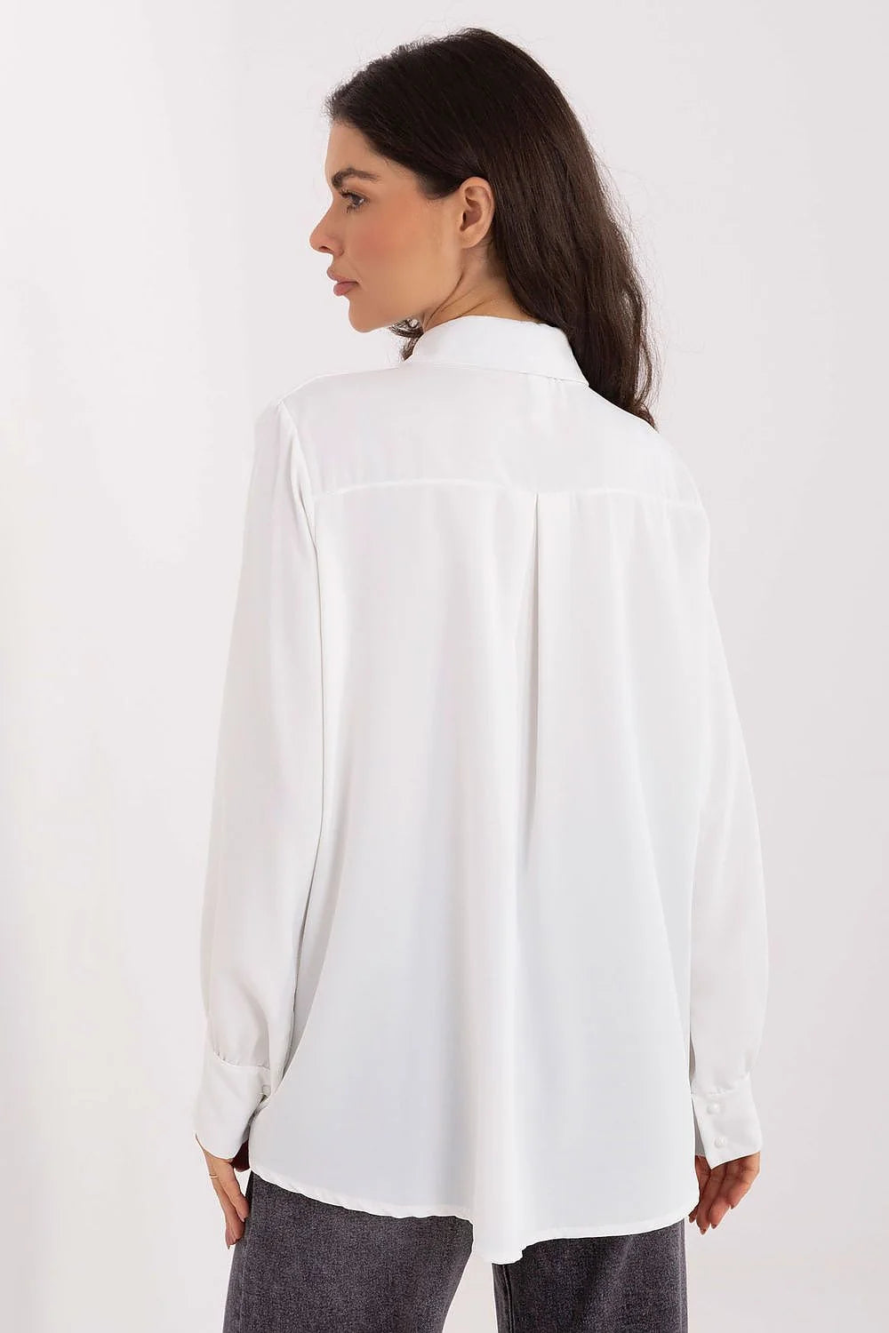 chemise femme blanche manches longues bouffantes poignets boutonnés col montant volants cascade jabot boutons décoratifs polyester fluide légère coupe ample