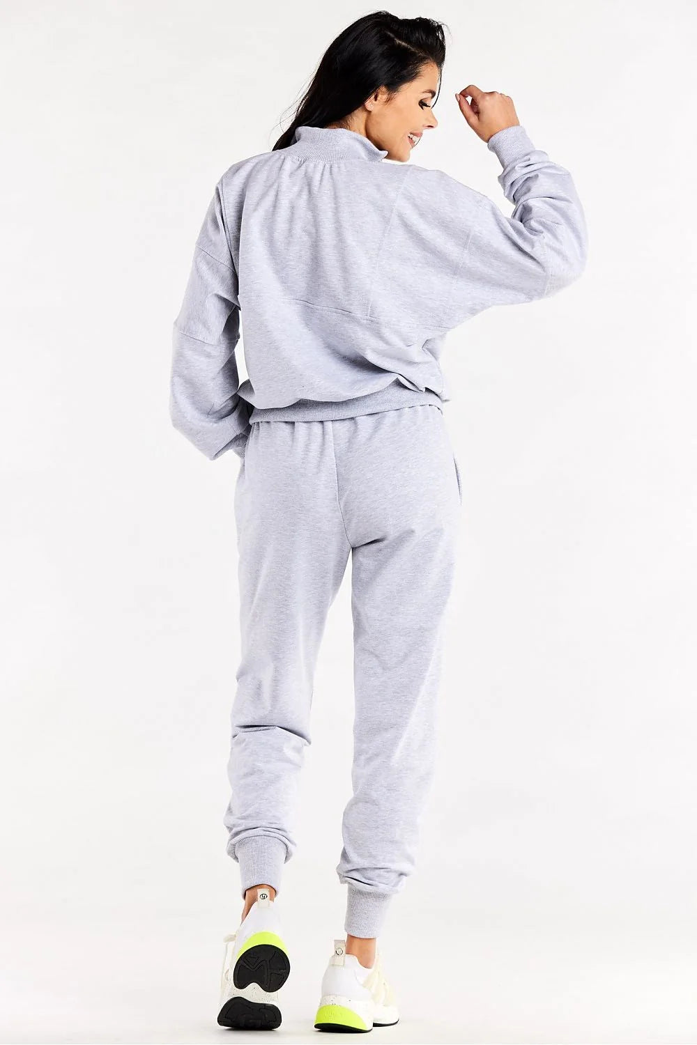 Sweatshirt et pantalon joggers femme moderne style athleisure gris clair coupe ample confort