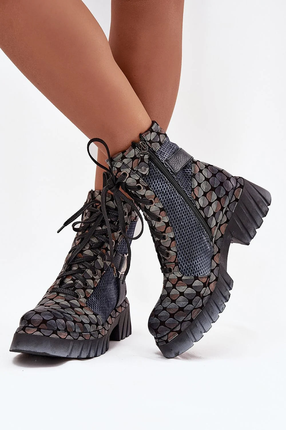 bottines Maciejka femme rangers cuir naturel plateforme semelle crantée noire talon plat confort lacets fermeture éclair tige imprimée géométrique multicolore