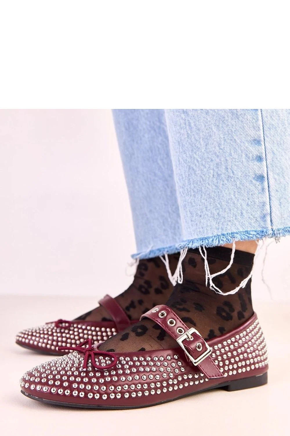 ballerines bordeaux similicuir clous argentés nœud avant bride boucle réglable bout rond semelle plate confort féminin rétro chic élégance subtile