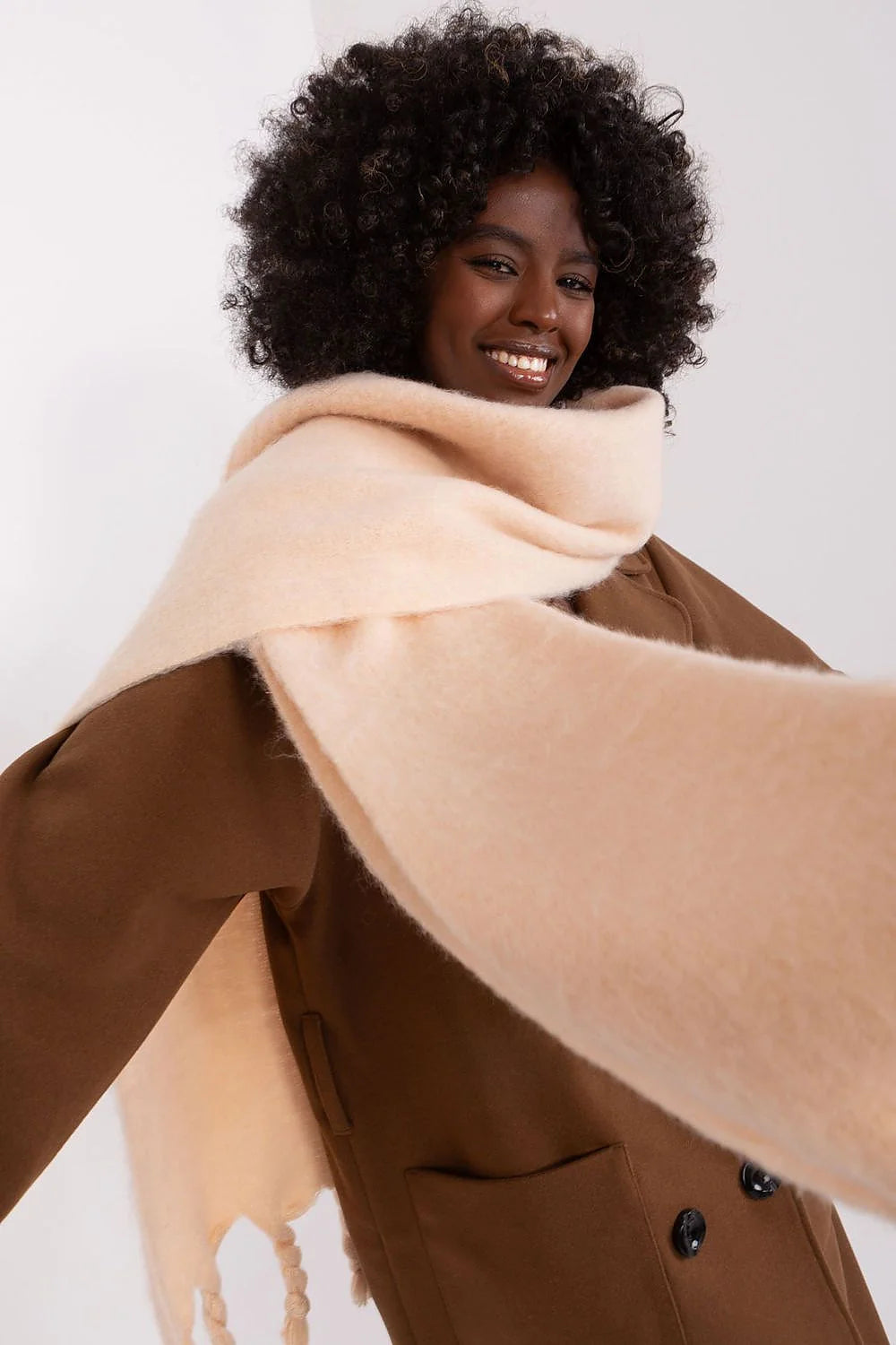 Manteau classique pour femme en laine marron chaud avec écharpe beige longue franges torsadées
