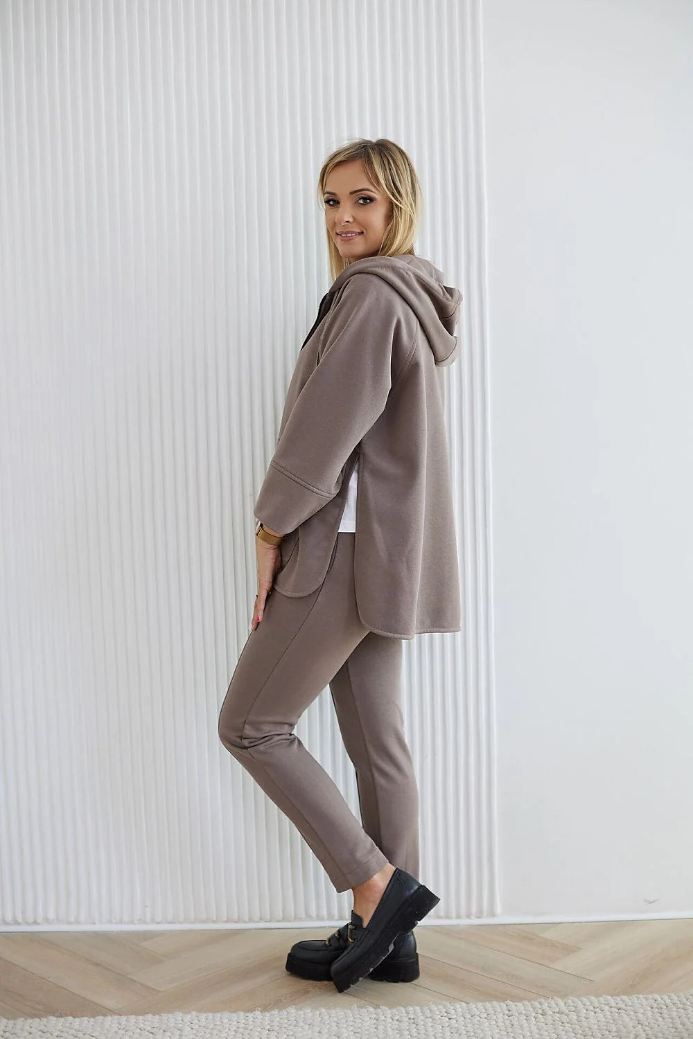 Sweatshirt à capuche La Aurora pour femmes, coupe ample, couleur taupe, coton certifié, pantalon assorti, style décontracté, occasions multiples, confort et style