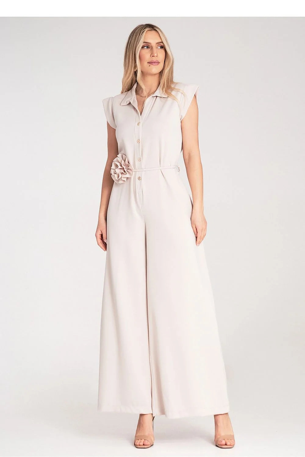 combinaison élégante moderne longue palazzo jambes larges col chemise boutonnage central épaules structurées fluide femme ceinturée fleur appliquée