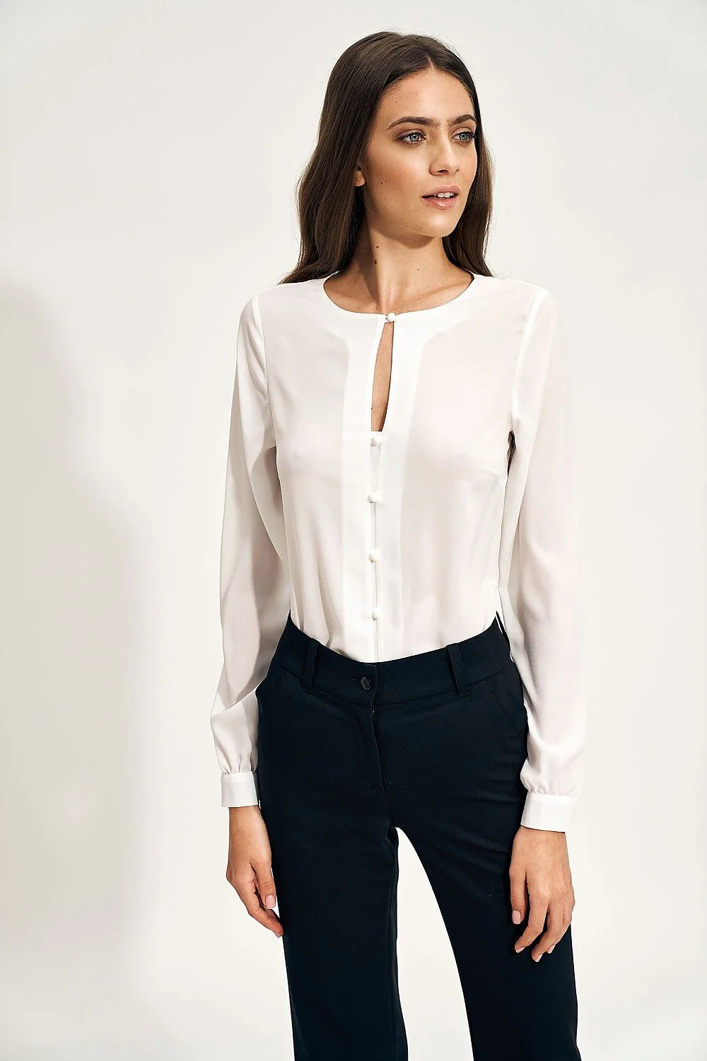 Ensemble élégant moderne chemisier manches longues boutonnées pantalon taille haute coupe droite matière polyester laine couleur rouge profond vert émeraude femme