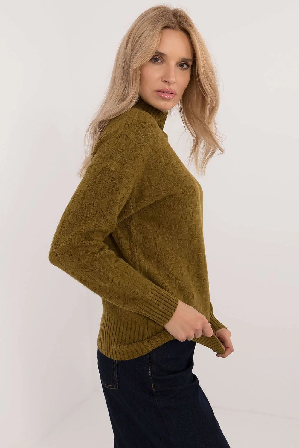 pull femme kaki col montant maille jacquard douce chaude confortable texture relief motif géométrique coupe droite manches longues bord côtelé