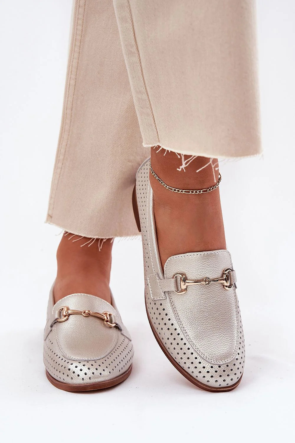 Chaussures basses élégantes pour femmes, cuir naturel, design raffiné, détails métalliques, confort optimal, style intemporel