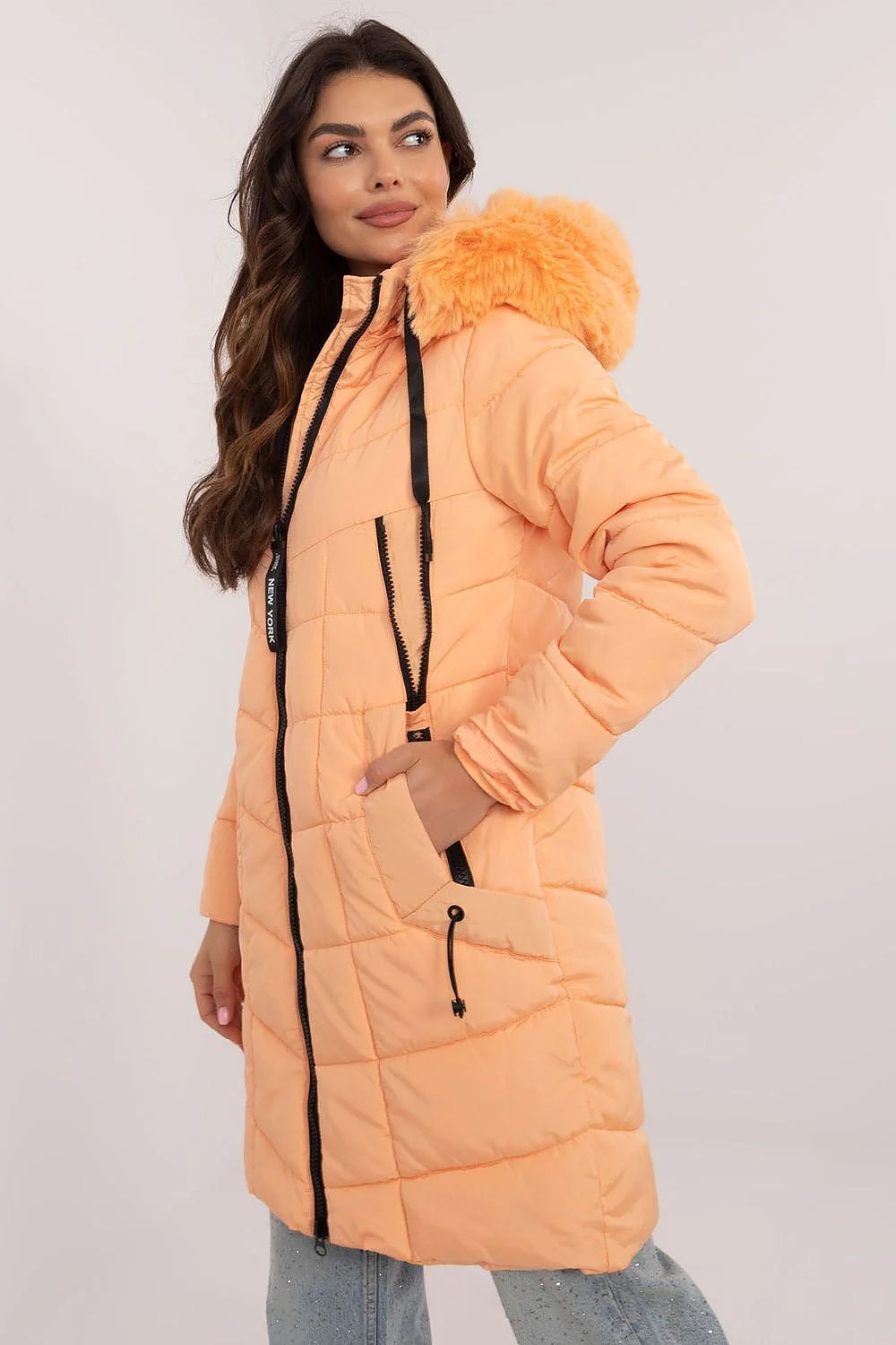 Manteau d'hiver pour femme design contemporain couleur orange pêche matelassé capuche fourrure synthétique fermeture éclair New York