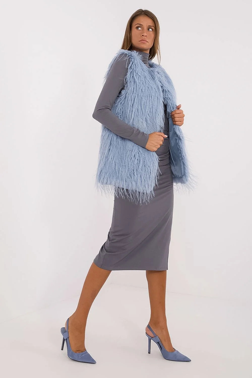 Ensemble robe et gilet mode féminine moderne sophistiqué robe moulante midi manches longues col montant gilet texture fourrure imitation sans manches bleu pâle femme