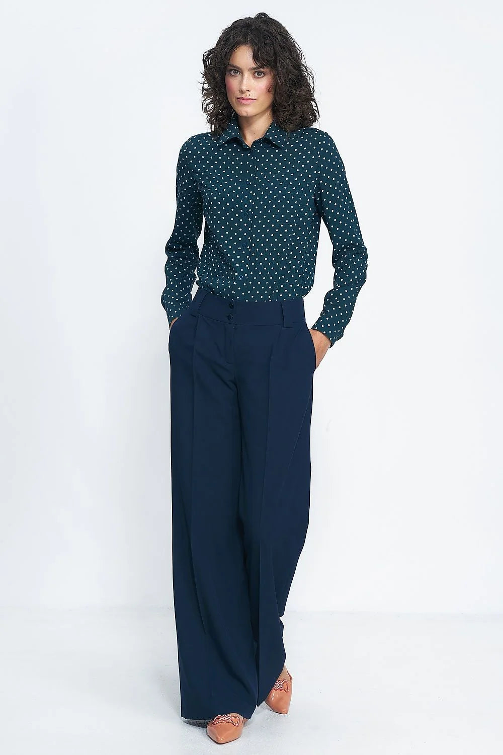 chemise féminine manches longues col classique viscose coupe ajustée pois blancs bleu marine élégant polyvalent bureau casual chic sophistiquée raffinée